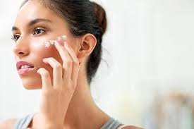 How to Hydrate Your Skin Effectively in UAE’s Dry Climate